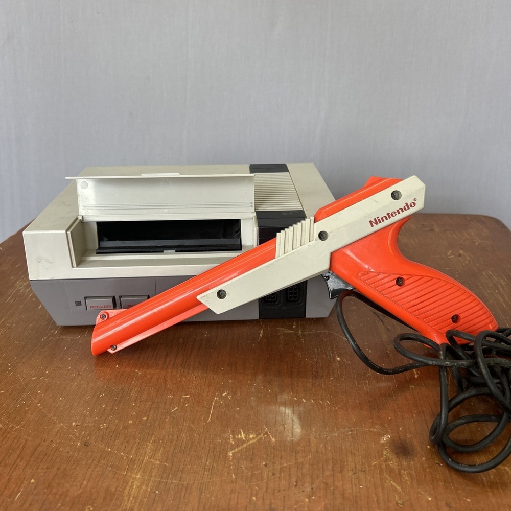 Nintendo NES 001 Console Only With 1985 Zapper Gun UNTESTED